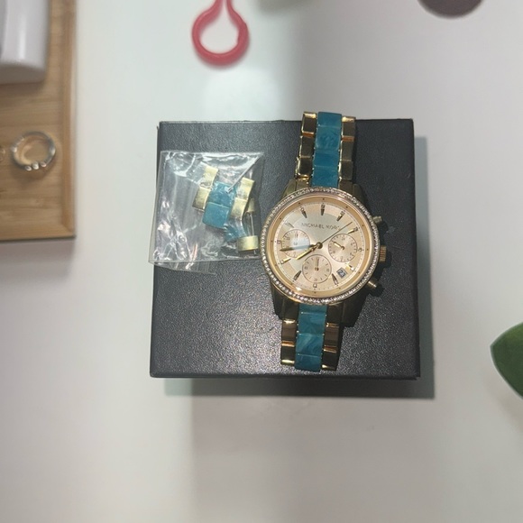 Micheal Kors watch 🩵🩵 - Picture 1 of 6